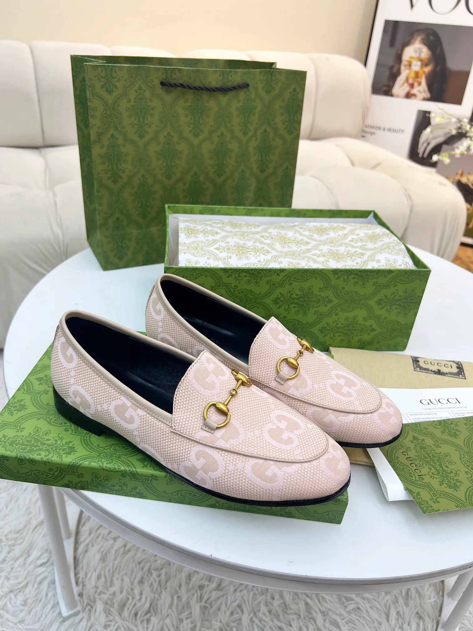 👟👟Ex-factory price 400👟👟 Genuine leather sole +50 Men +20 GUCCI's latest fabric, double G side, electric embroidered large double G, chasing fashion, special matching, worth owning, super comfortable on the feet, generous and decent. Heel height 2Cm. Multiple colors to choose from: sizes 35-42, the picture above is a big seller. Male 38-46